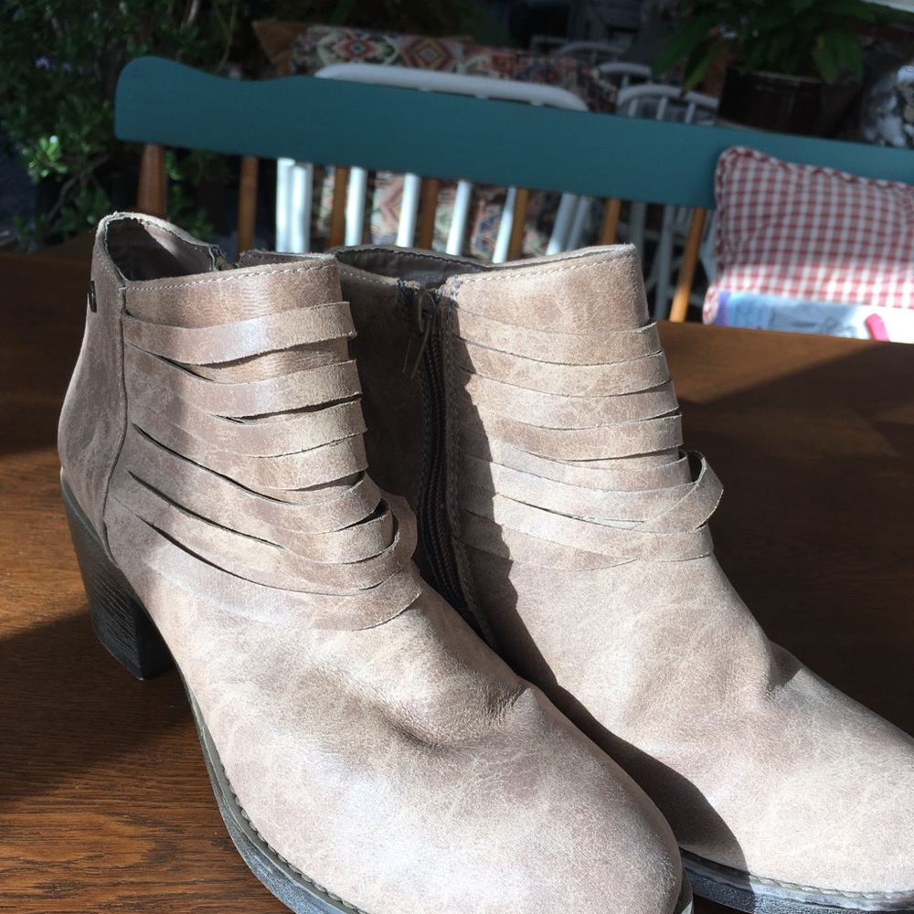 MAKALU California booties, size 8.5, 2.5 inch heel, strappy, side zipper. - Picture 2 of 7